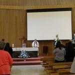 Fr. Christopher Dowd memimpin memorial service untuk alm. Kevin Alexander Soetjipto. Foto: OZIP