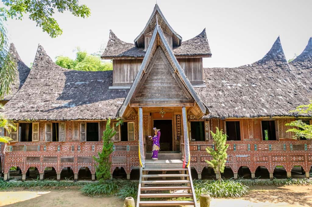 6) Rumah Gadang - Sumatera Barat